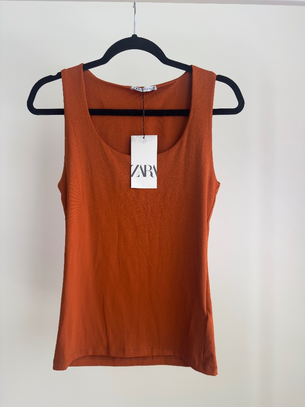 Low-cut, square tank top